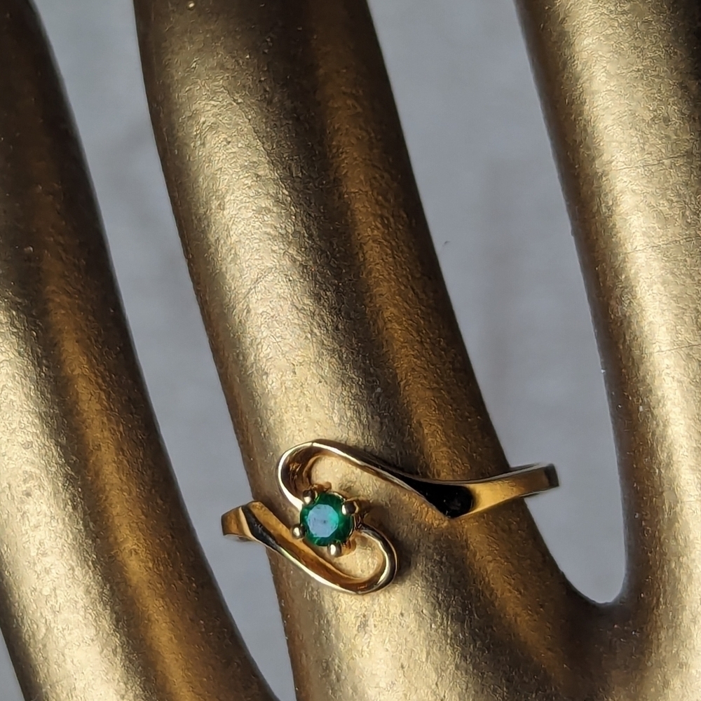 Pink Love 14 kt gp ring green glass stone OO signed ring size 8.5.